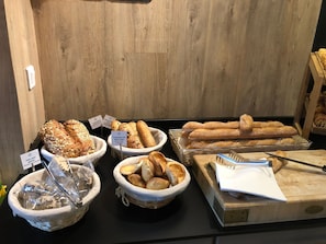 Daily buffet breakfast for a fee - Domaine Des Ormes (Epiniac)