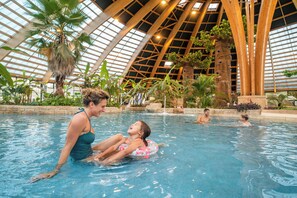 Kolam renang indoor dan kolam renang outdoor musiman