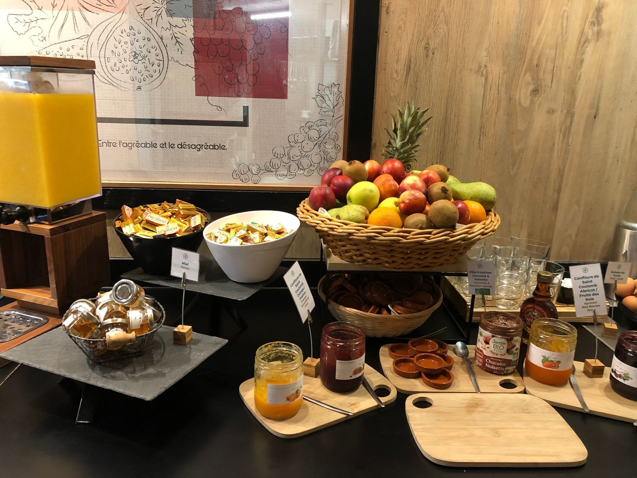 Tägliches Frühstücksbuffet (14 EUR pro Person)