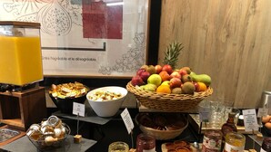 A breakfast buffet with a variety of fruits, honey, and jams. - Domaine Des Ormes (Epiniac)