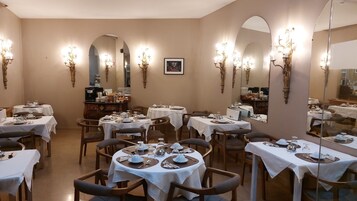 Café da manhã com buffet todos os dias (EUR 14 por pessoa) 
