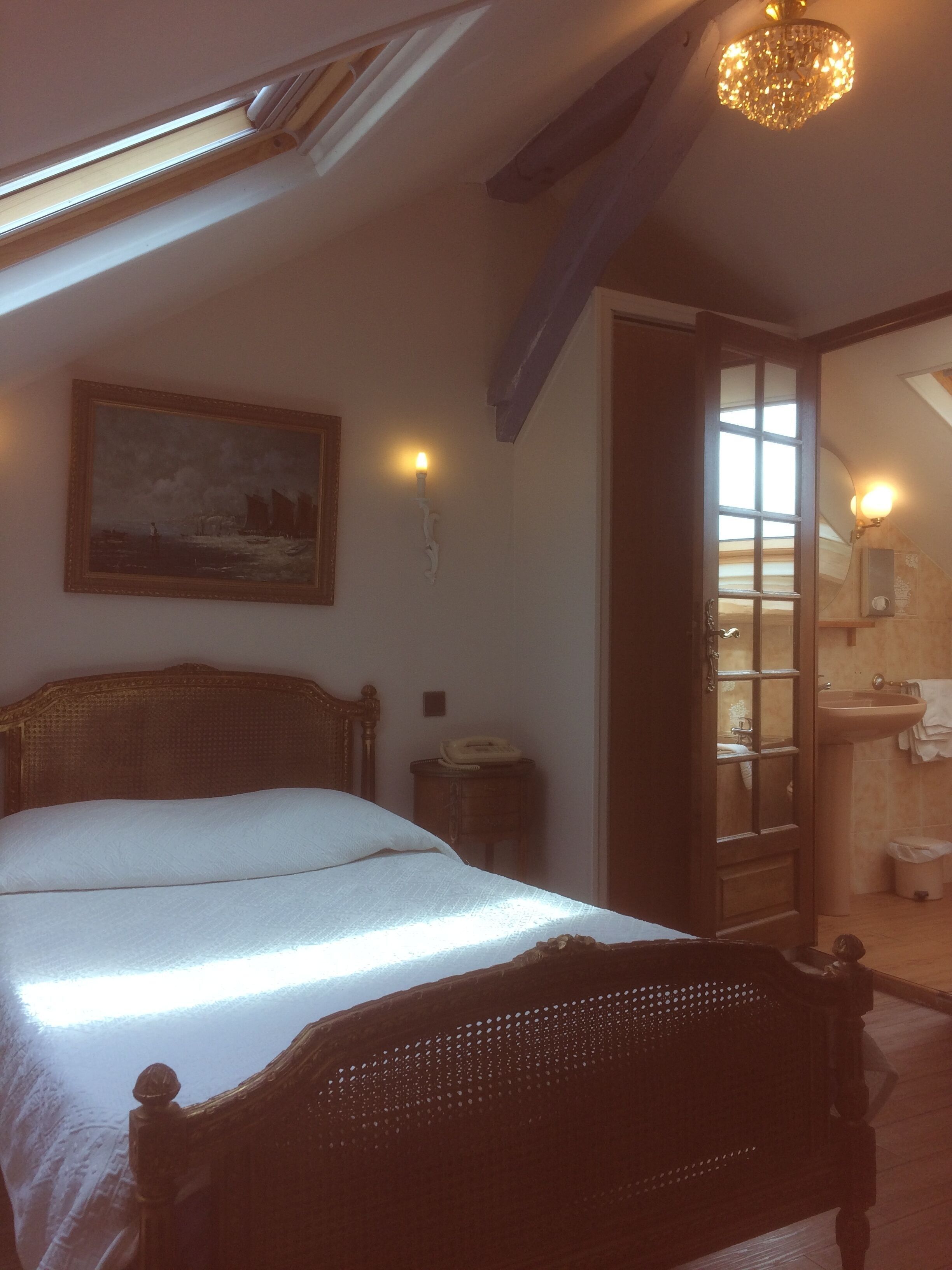 أغطية فراش متميزة وبديكورات فريدة لكل غرفة ومكتب وستائر تعتيم