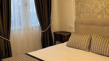 Standard dubbelrum | Sängtillbehör av högsta kvalitet, individuell inredning och skrivbord