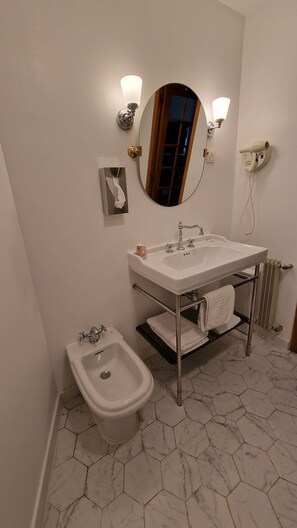 Habitació doble superior | Bany | Assecador de cabells, tovalloles, sabó i xampú 