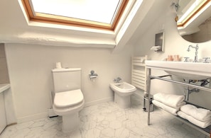 Economy Double Room | Bathroom