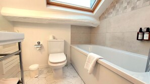 Chambre simple | Salle de bain | Séchoir à cheveux, serviettes fournies, savon, shampooing