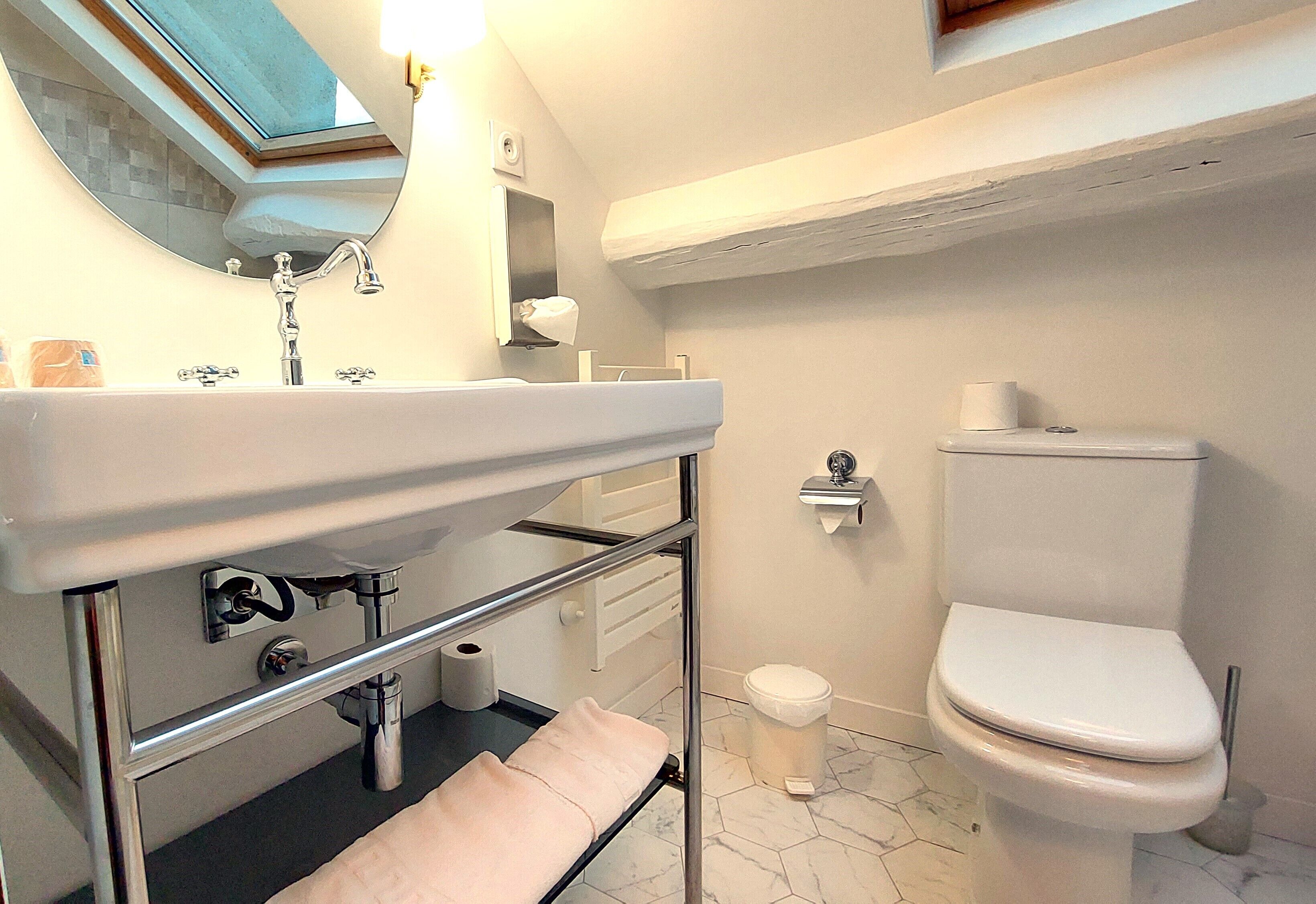 Single Room | Bathroom | Hair dryer, towels, soap, shampoo