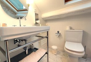 Quarto solteiro | Banheiro | Secador de cabelo, toalhas de banho, sabonete, shampoo