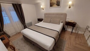 Standard Double Room, 1 Katil Kelamin (Double) | Peralatan tempat tidur premium, dihias secara berasingan, meja 