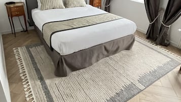 高级双人房 | 高档床上用品、特色装修、办公桌、遮光窗帘