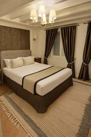 Superior Double Room | Premium bedding, individually decorated, desk, blackout drapes - Hôtel Dandy (Rouen)