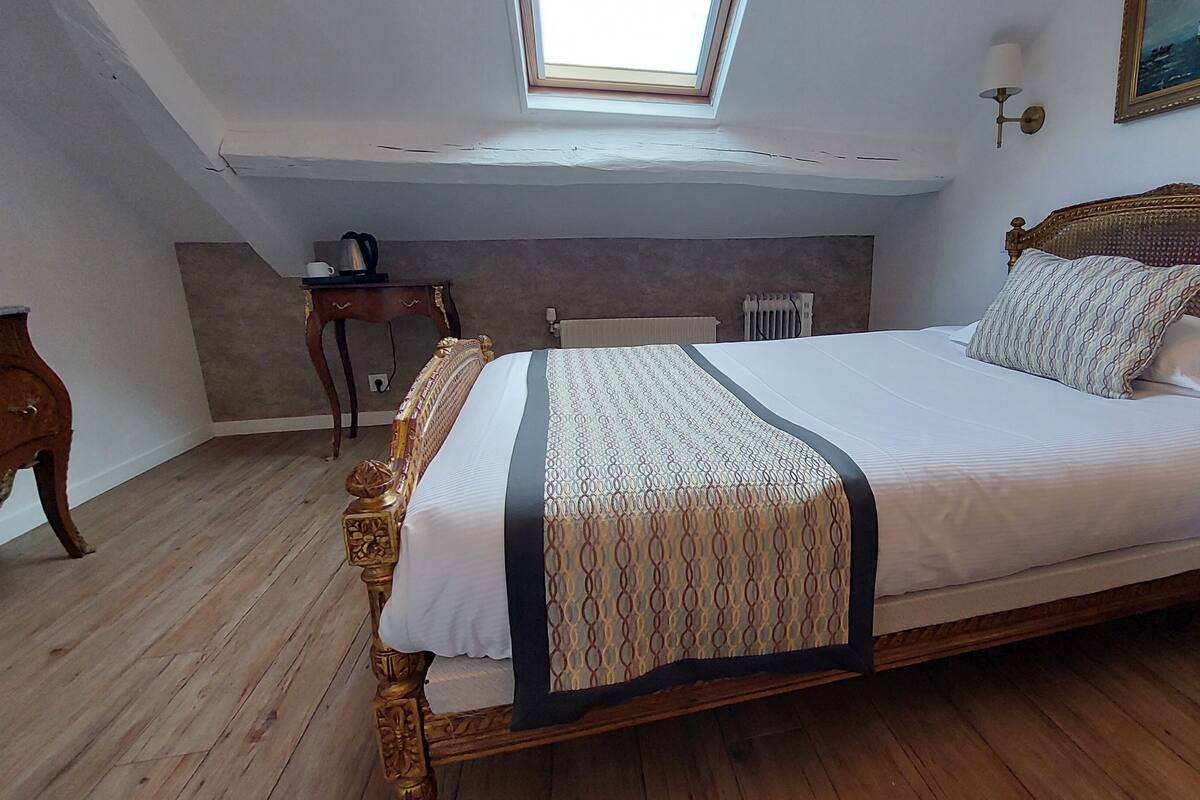 Single Room | Premium bedding, individually decorated, desk, blackout drapes