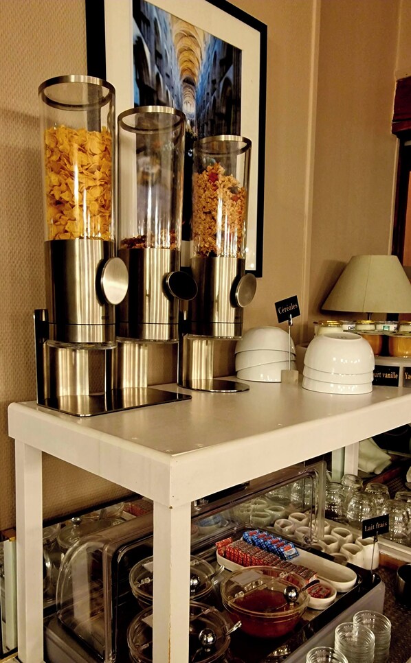 Café da manhã com buffet todos os dias (EUR 14 por pessoa) 