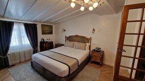 Habitación doble superior | Ropa de cama de alta calidad, decoración individual, escritorio