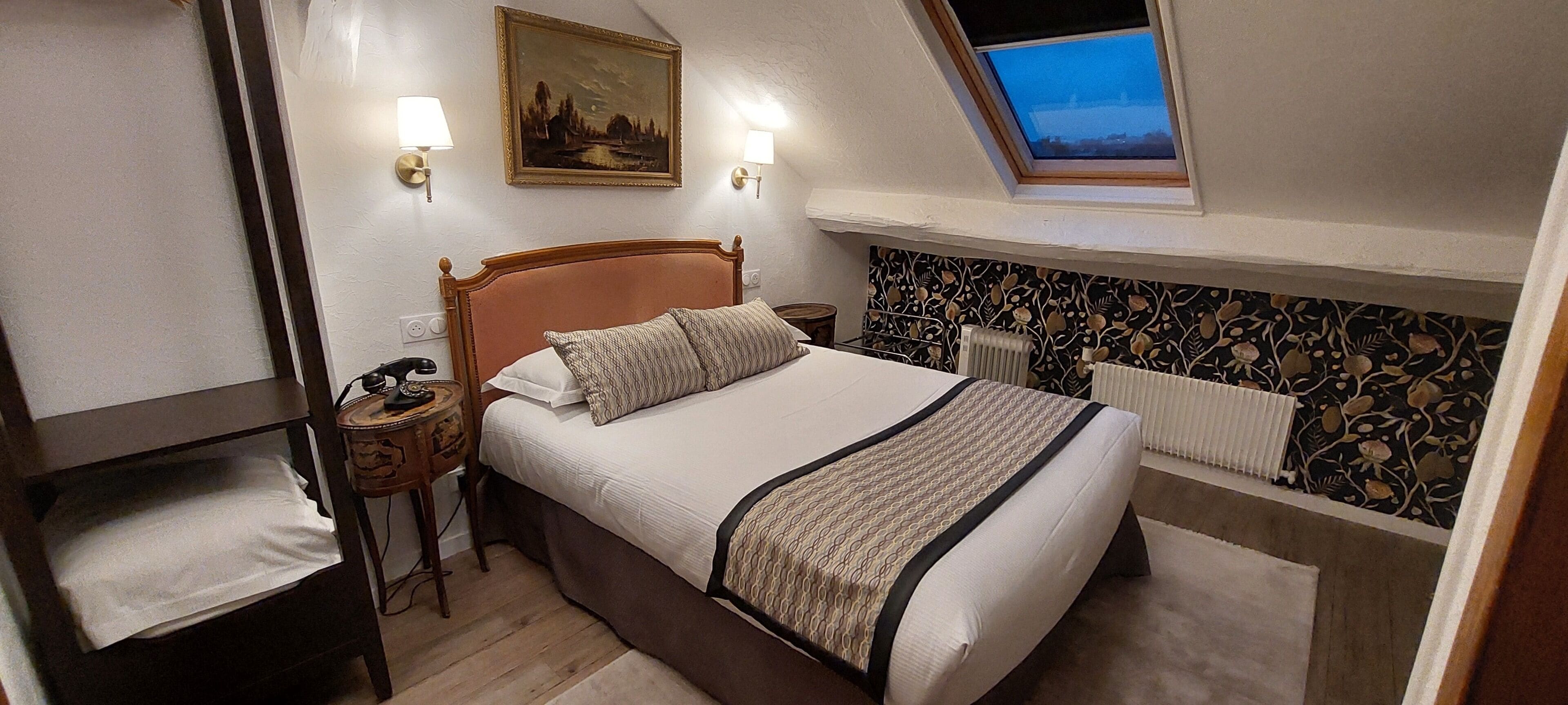Chambre économique double | Literie de qualité, décor unique, bureau, rideaux d’obscurcissement