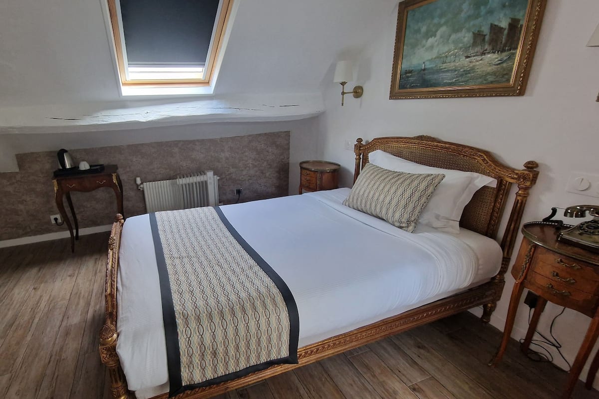 Chambre Simple | Literie de qualité supérieure, décoration personnalisée, bureau