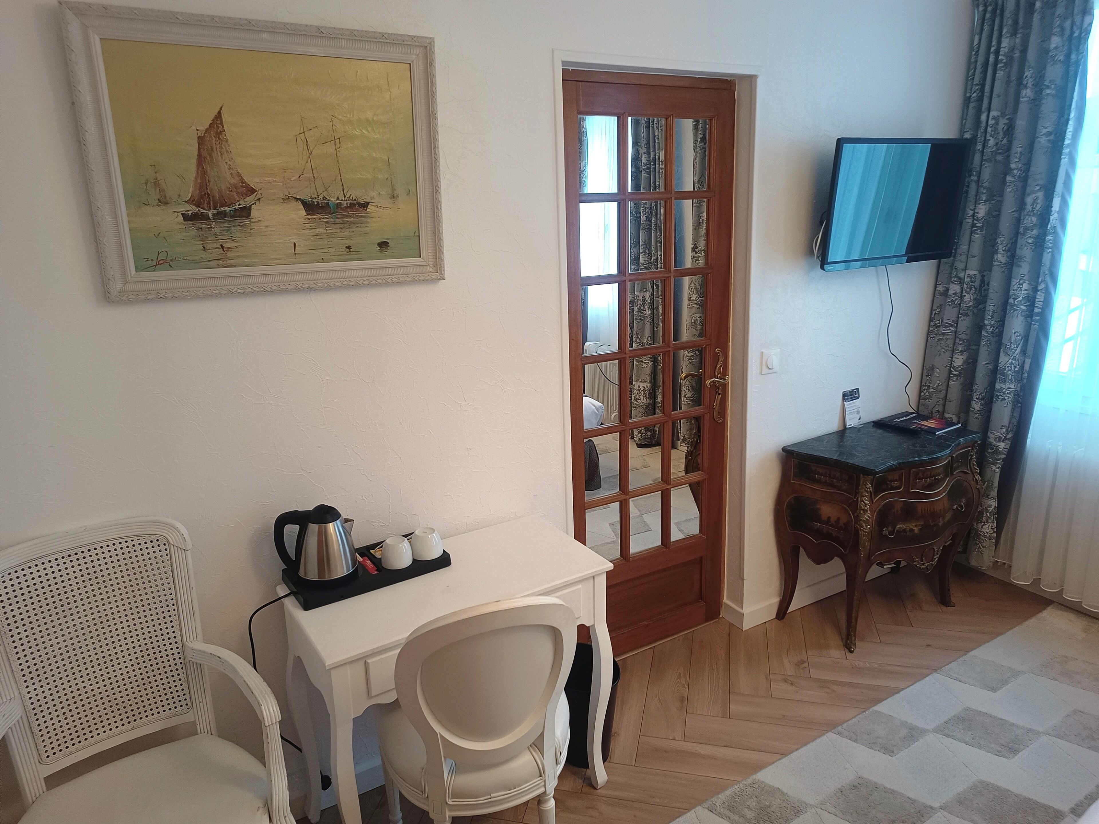 أغطية فراش متميزة وبديكورات فريدة لكل غرفة ومكتب وستائر تعتيم