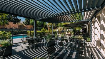 Breakfast, lunch and dinner served