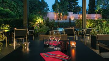 Breakfast, lunch and dinner served