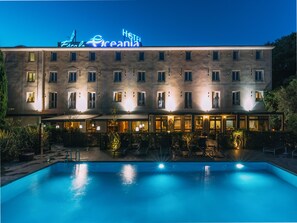 Seasonal outdoor pool, pool umbrellas, sun loungers
