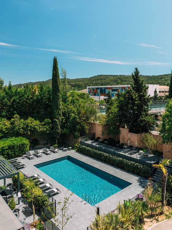 Außenpool (je nach Saison geöffnet), Sonnenschirme, Liegestühle