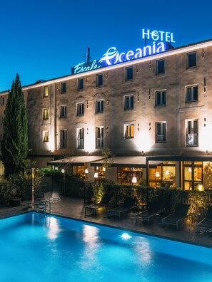 Seasonal outdoor pool, pool umbrellas, sun loungers - Escale Oceania Aix-en-Provence (Aix-en-Provence)