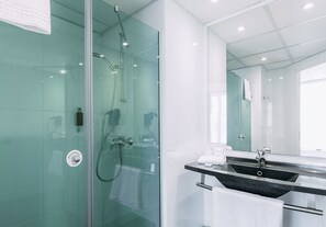 Shower, free toiletries, hair dryer, towels - Escale Oceania Marseille Vieux Port (Marseille)