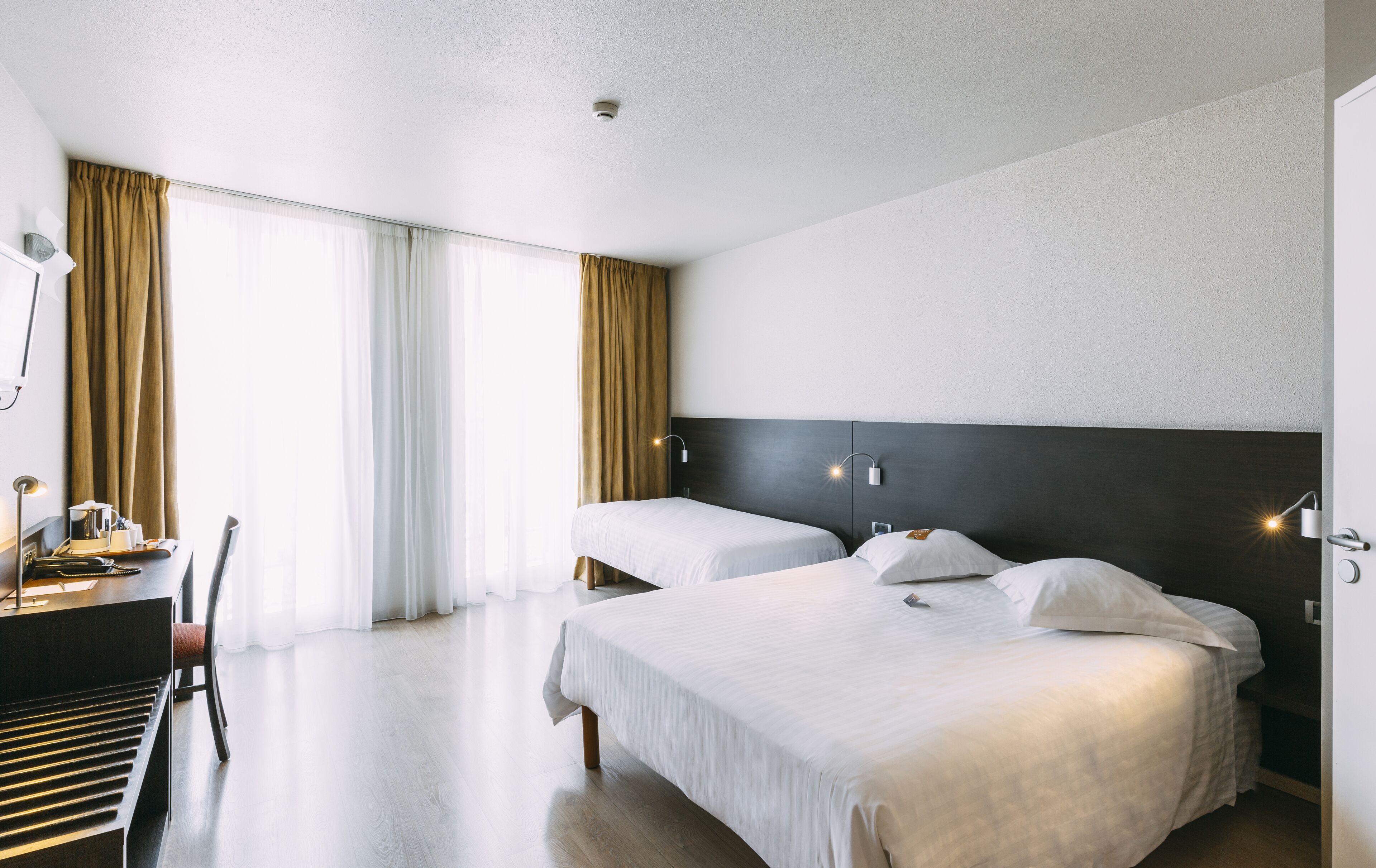 deluxe triple room, multiple beds | 1 bedroom, in-room safe, soundproofing, free cots/infant beds