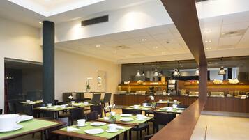 Se ofrece un desayuno bufé (16 EUR por persona)