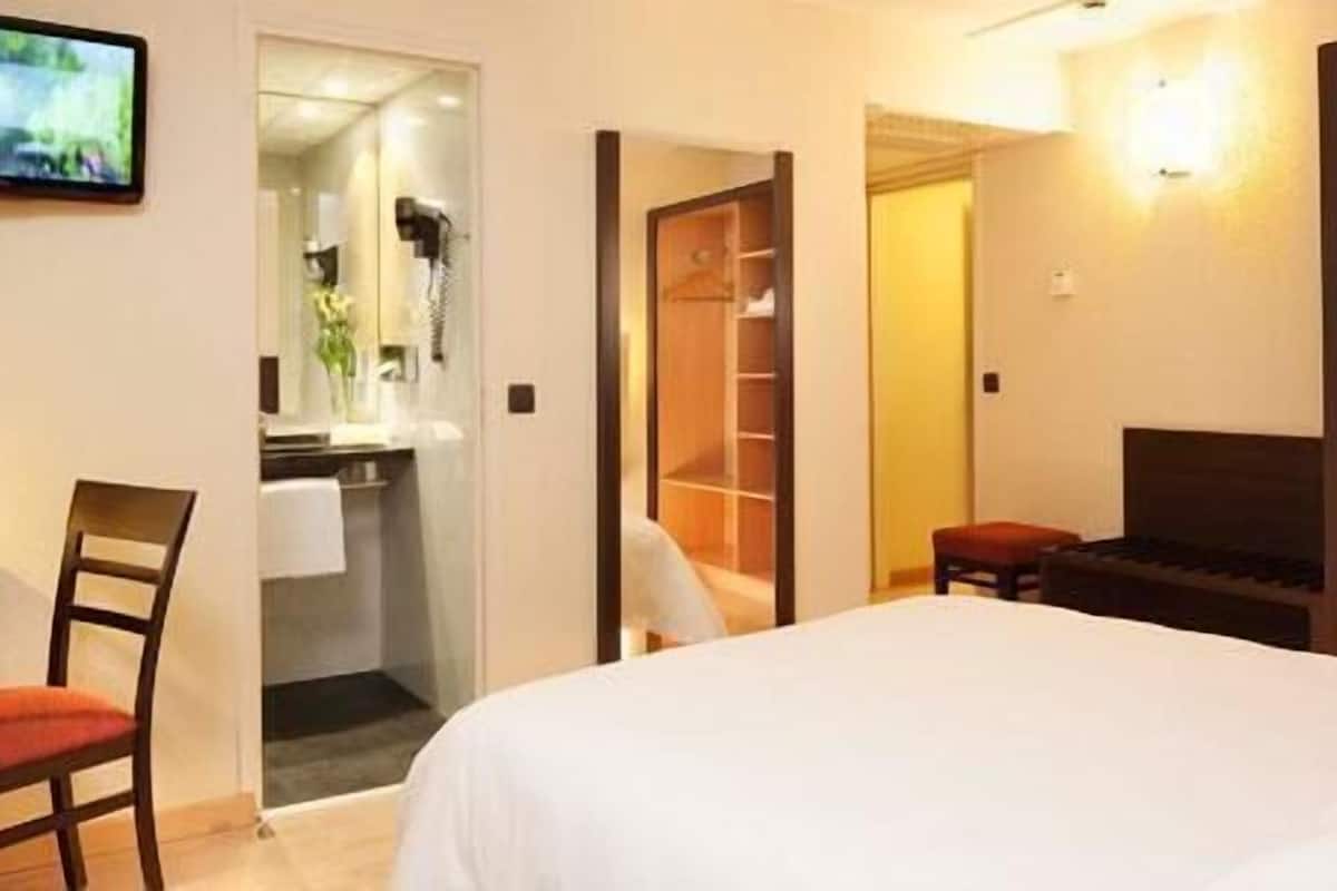 comfort double room | living area | flat-screen tv