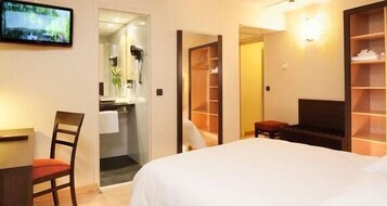 Quarto casal conforto | Área de estar | TV de tela plana