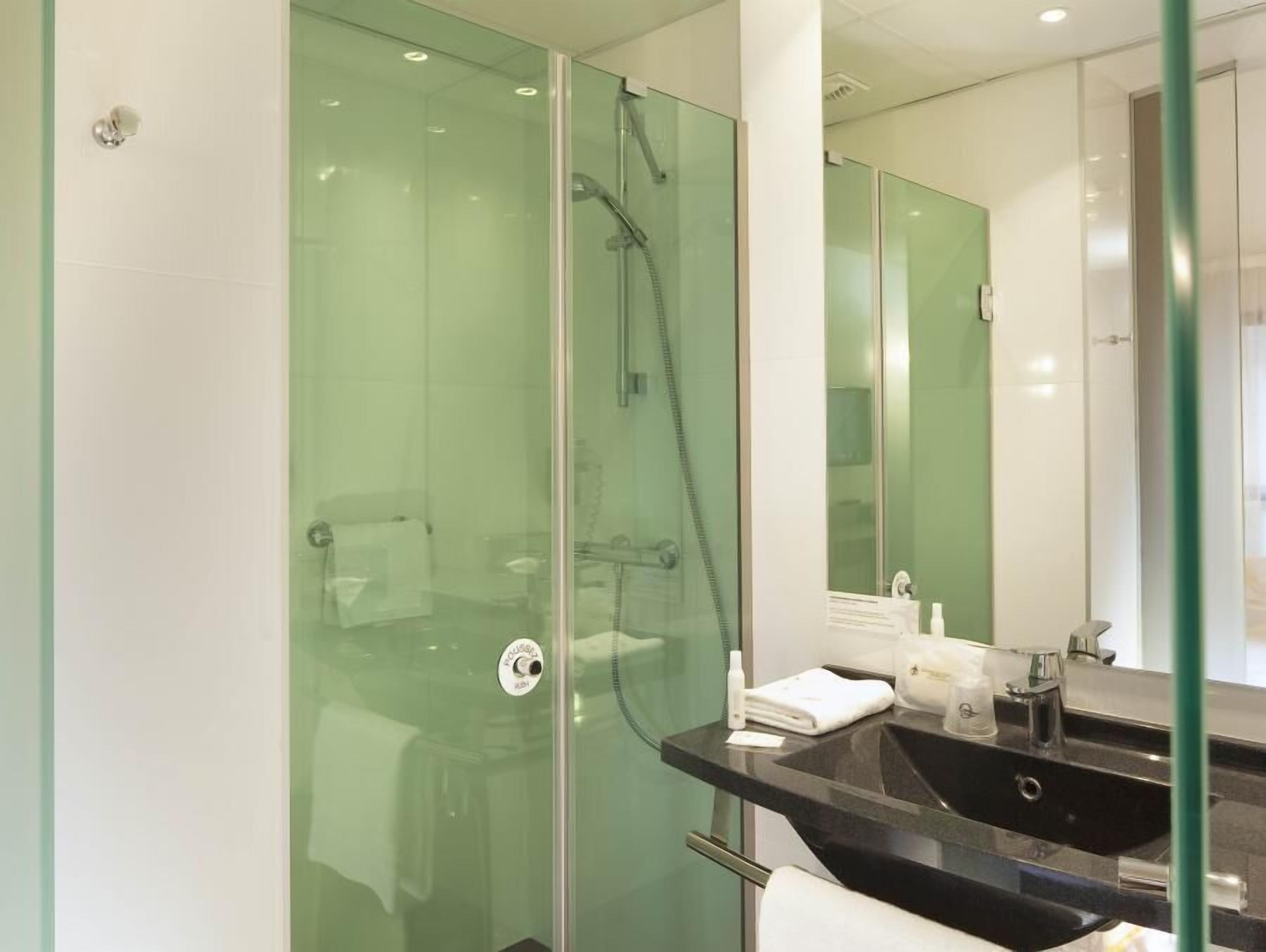 Prestige Room | Bathroom | Shower, hair dryer, towels