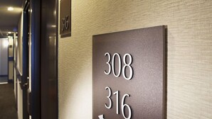 A wall with room numbers 308 and 316, indicating a hotel or apartment complex. - Escale Oceania Vannes (Vannes)