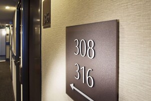 Quarto superior | Cofres nos quartos, escrivaninha, quartos à prova de som