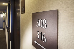 高級客房 | 客房內保險箱、書桌、隔音、熨斗/熨衣板