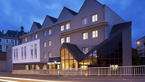 A multi-story hotel with a modern design, featuring large windows and a prominent glass facade. - Escale Oceania Vannes (Vannes)