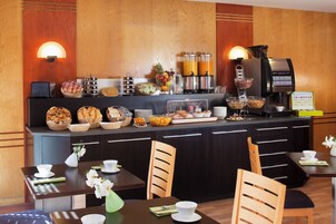 Café da manhã com buffet todos os dias (EUR 16 por pessoa) 