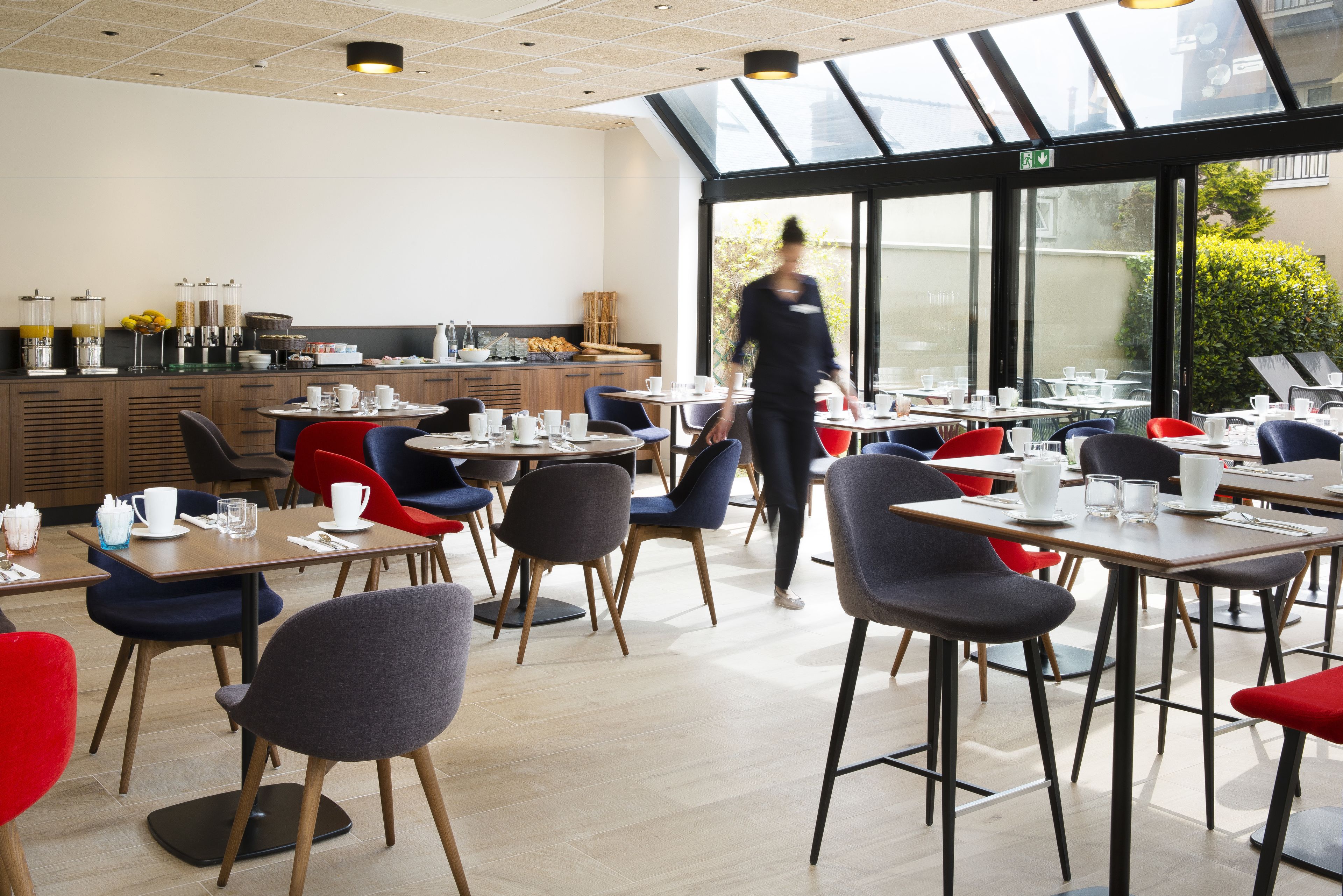 Desayuno buffet (EUR 16 por persona) 