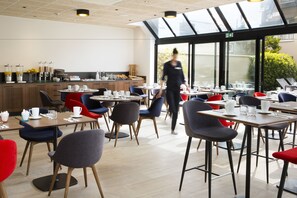 Petit déjeuner buffet (16 EUR par personne)