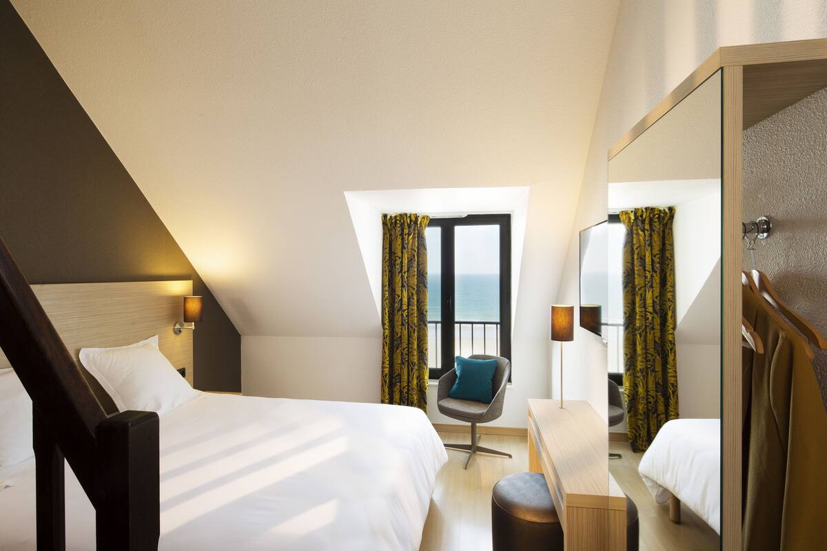 Een bureau, geluiddichte muren, gratis babybedden, gratis wifi