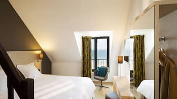 Een bureau, geluiddichte muren, gratis babybedden, gratis wifi