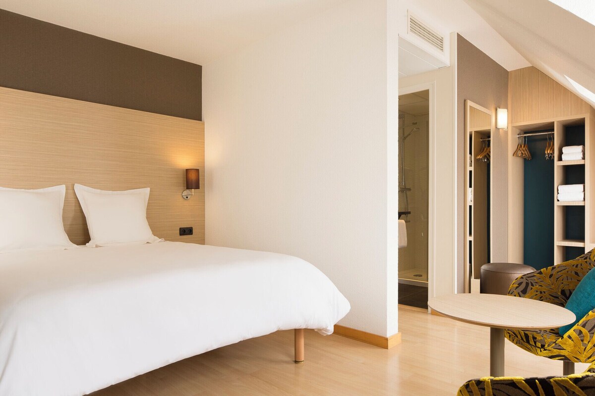Een bureau, geluiddichte muren, gratis babybedden, gratis wifi
