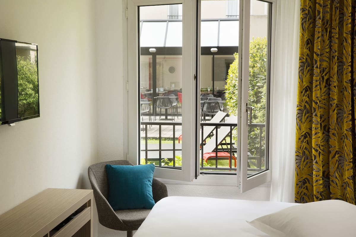 Comfort tweepersoonskamer | Een bureau, geluiddichte muren, gratis babybedden, gratis wifi