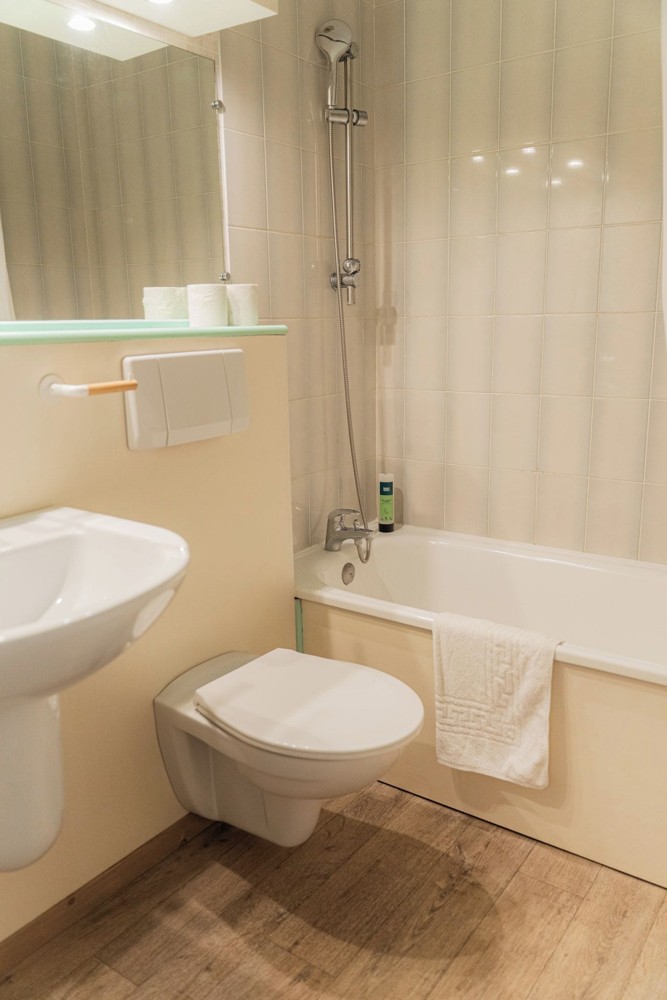 Un baño con inodoro, lavamanos y bañera.