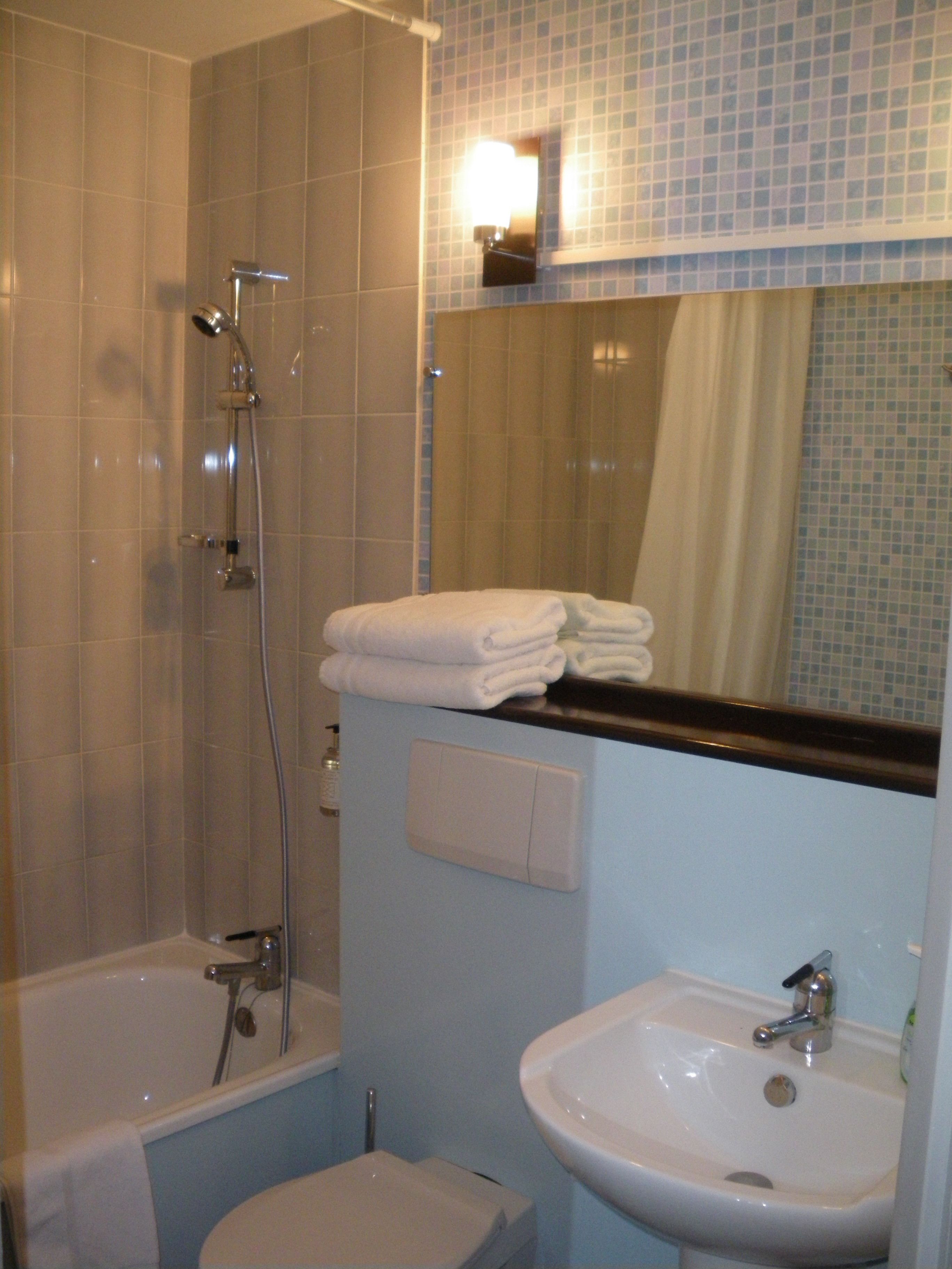 standard single room | bathroom | combined shower/bathtub, free toiletries, hair dryer, towels