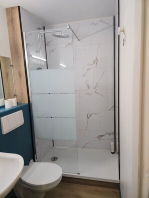 Standard Double Room, 1 Katil Kelamin (Double) | Bilik Mandi | Gabungan pancuran/tab mandi, kelengkapan dandanan diri percuma 