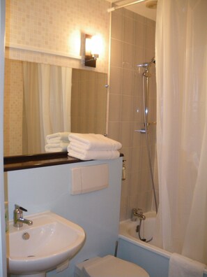 Habitación doble estándar, 1 cama matrimonial | Baño | Tina con regadera, amenidades de baño gratuitas, secadora de cabello