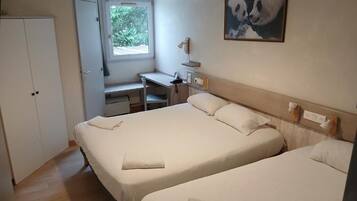 Escritorio, cortinas blackout, wifi gratis y decoración personalizada