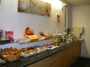 Petit-déjeuner buffet (8.50 EUR par personne)