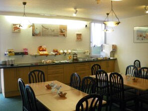 Desayuno buffet (EUR 8.50 por persona)